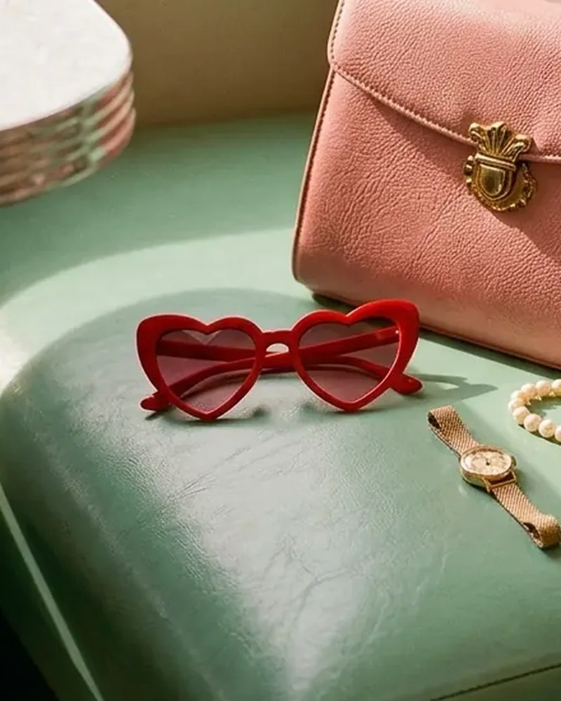 Gafas con forma de corazón en rojo cereza