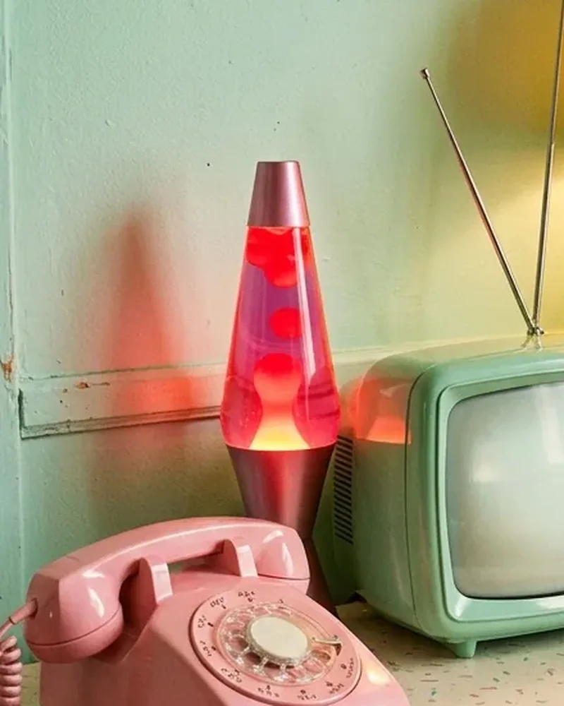 Lámpara de lava rosa y roja encendida
